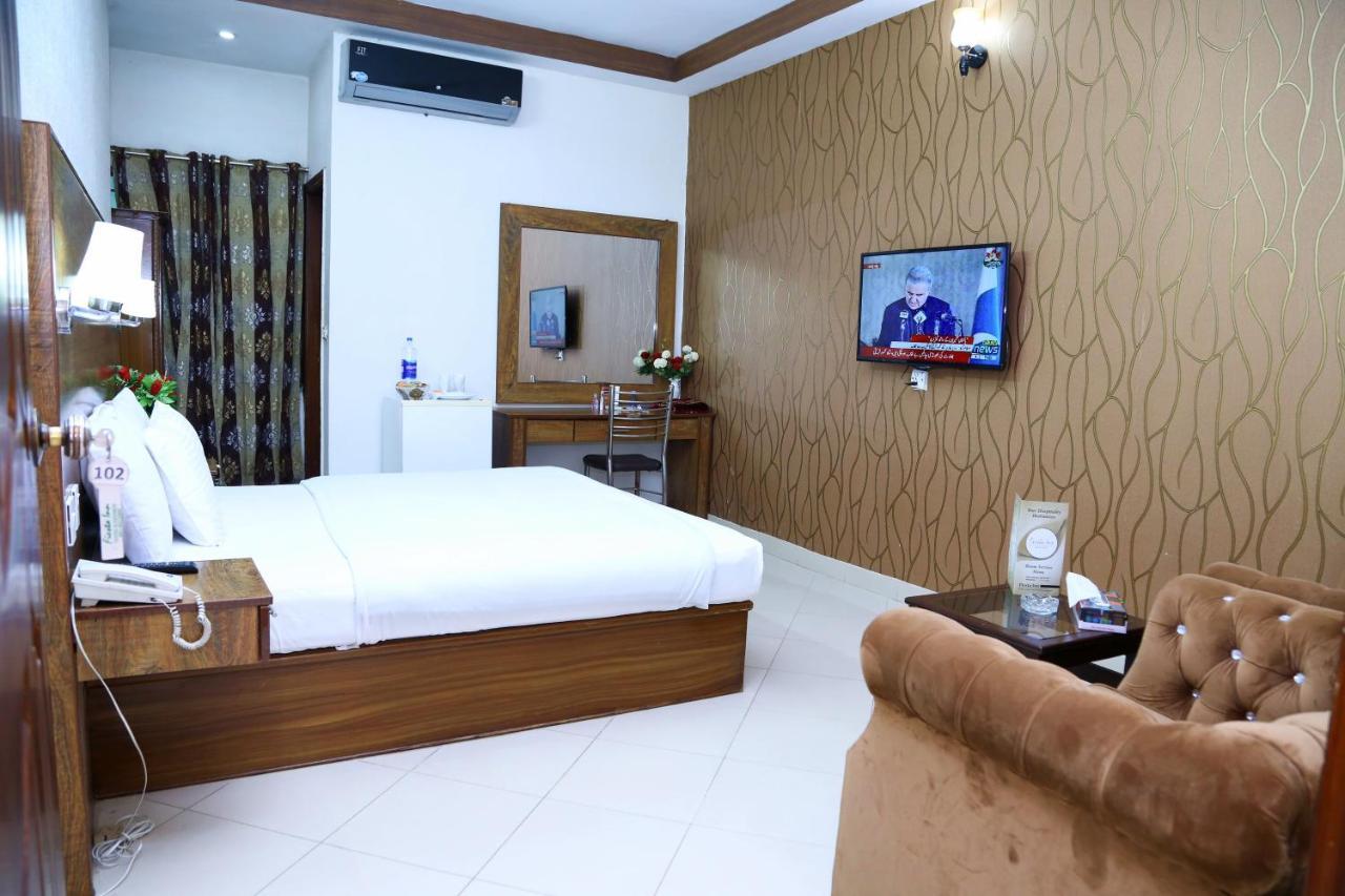 Fiesta Inn Hotel & Resorts Multan Exteriör bild