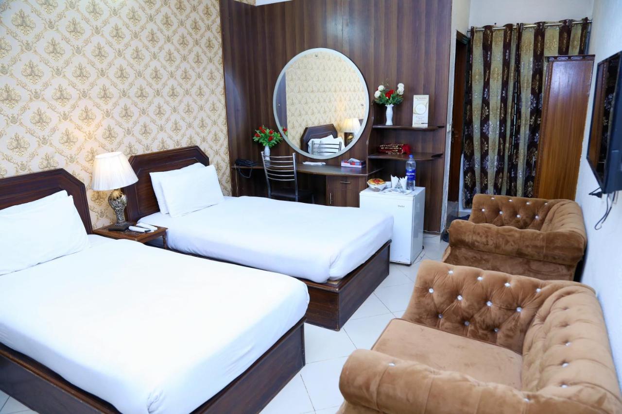 Fiesta Inn Hotel & Resorts Multan Exteriör bild