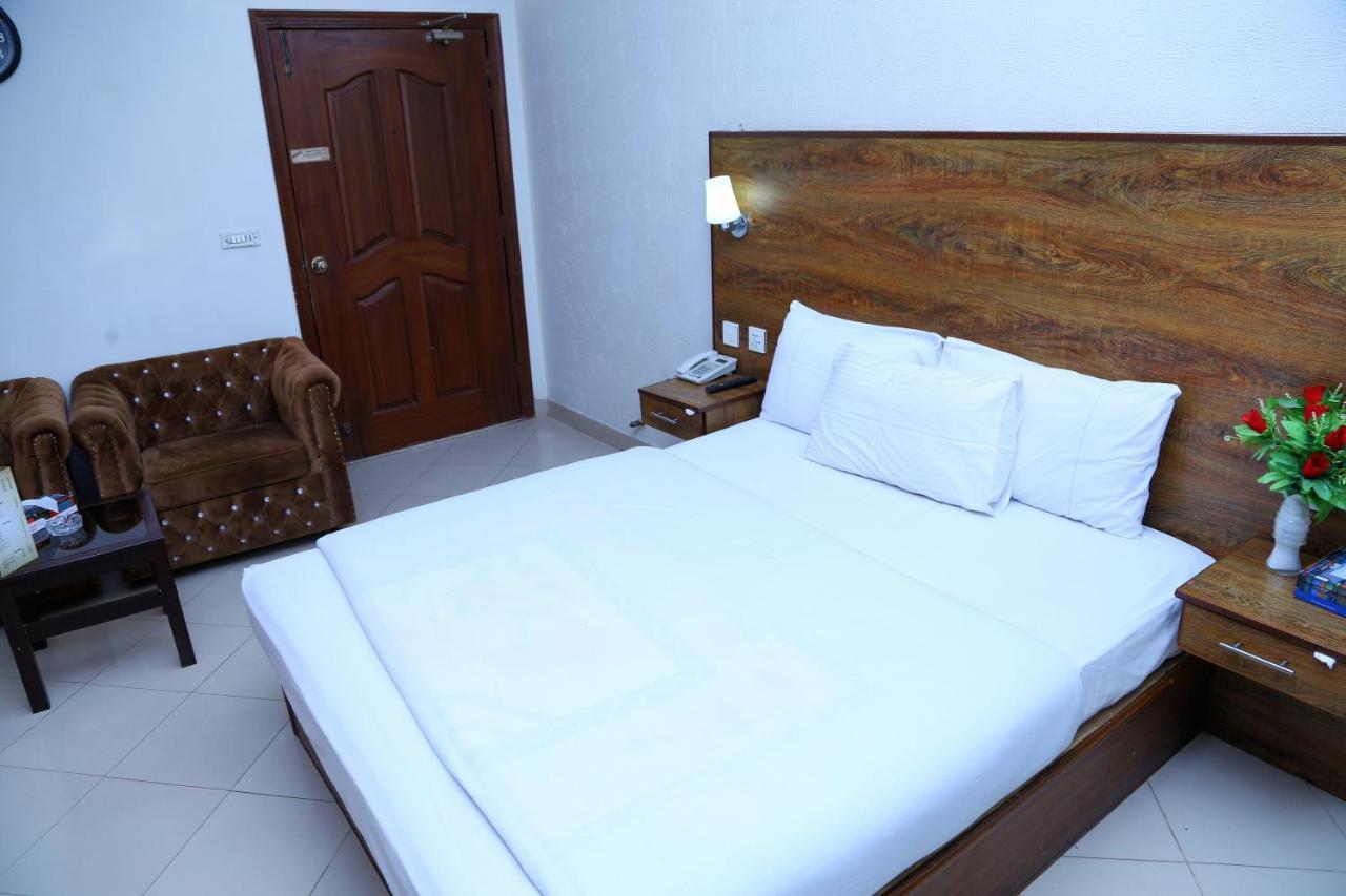 Fiesta Inn Hotel & Resorts Multan Exteriör bild