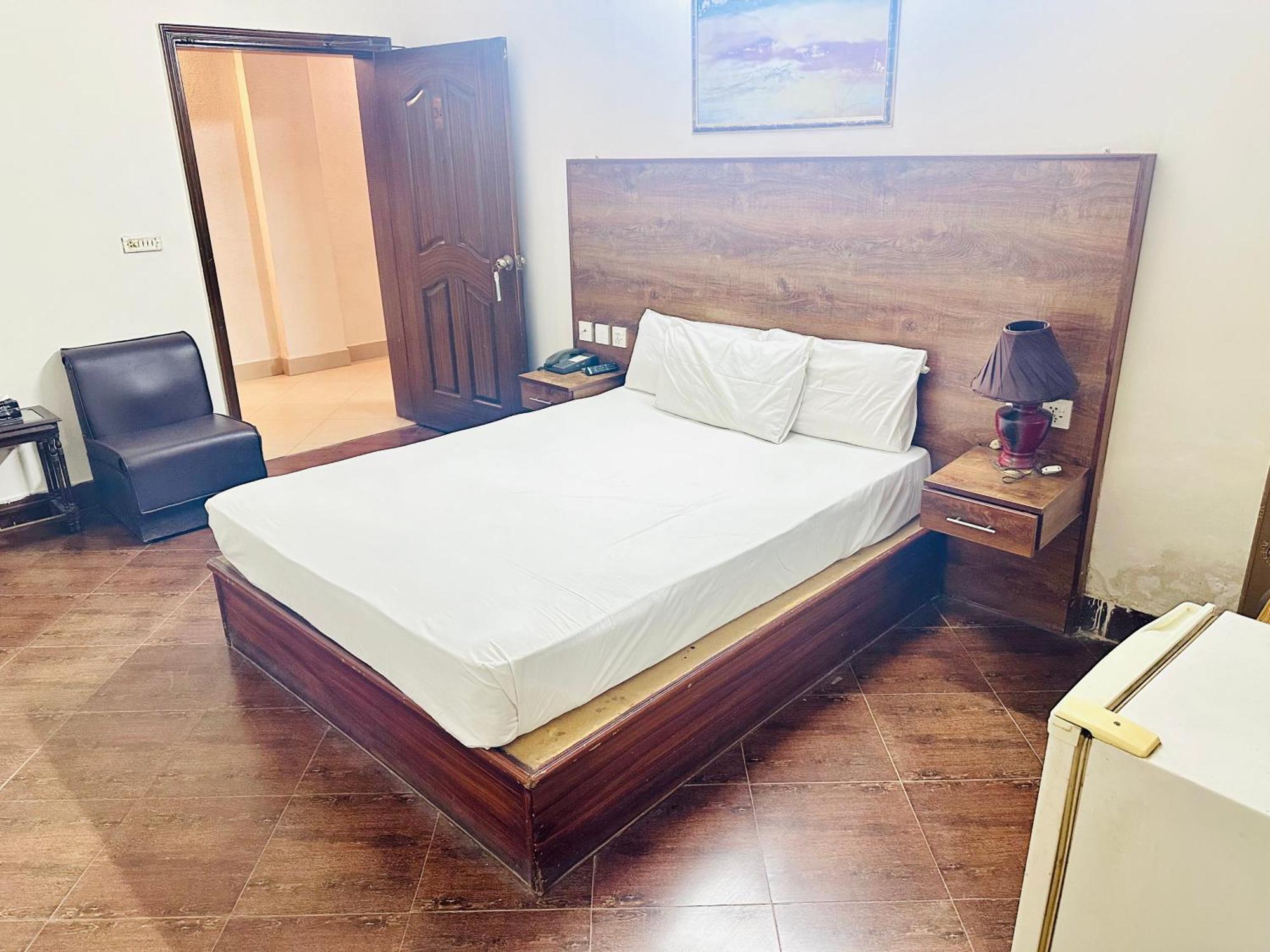 Fiesta Inn Hotel & Resorts Multan Exteriör bild