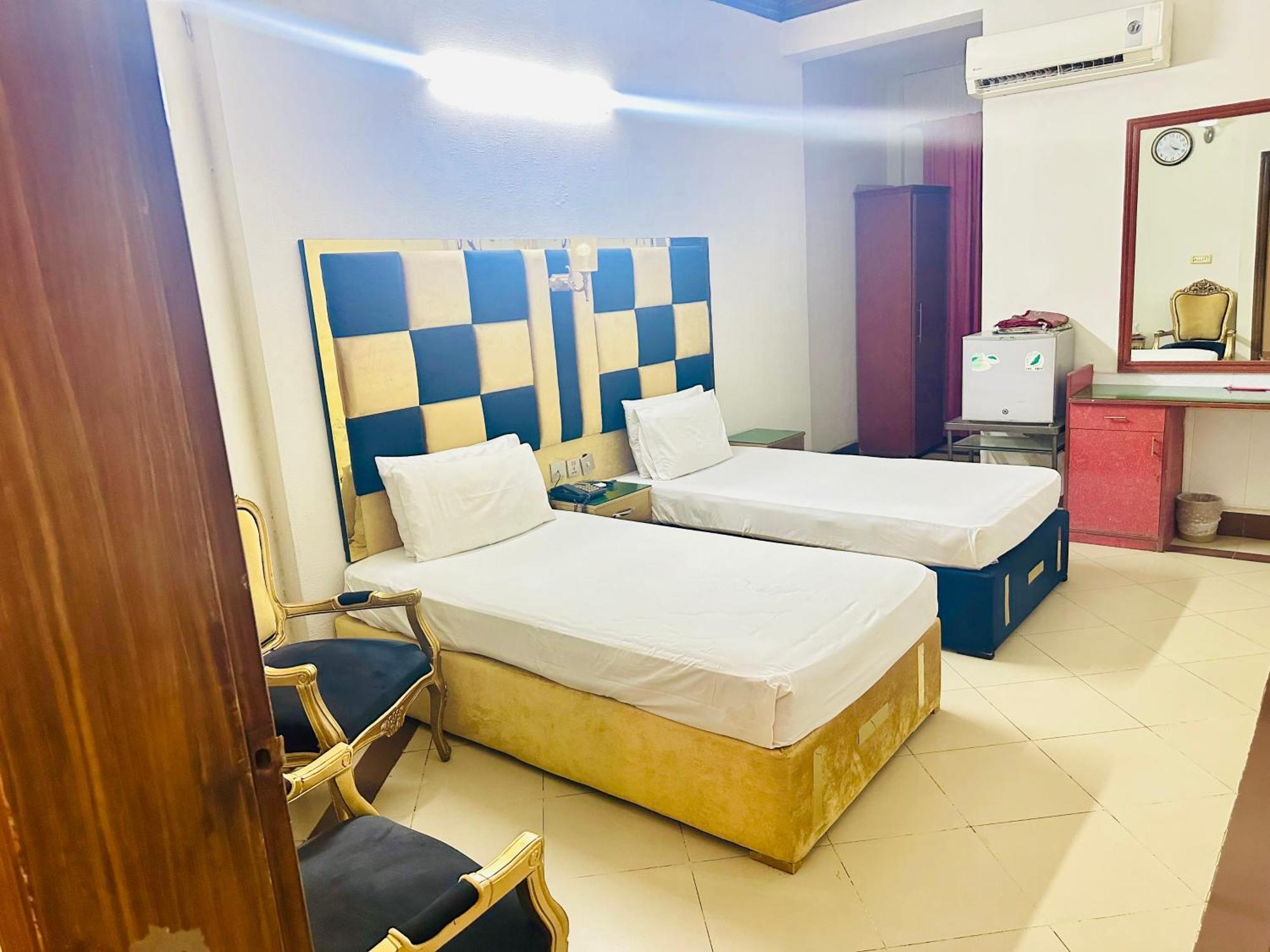 Fiesta Inn Hotel & Resorts Multan Exteriör bild