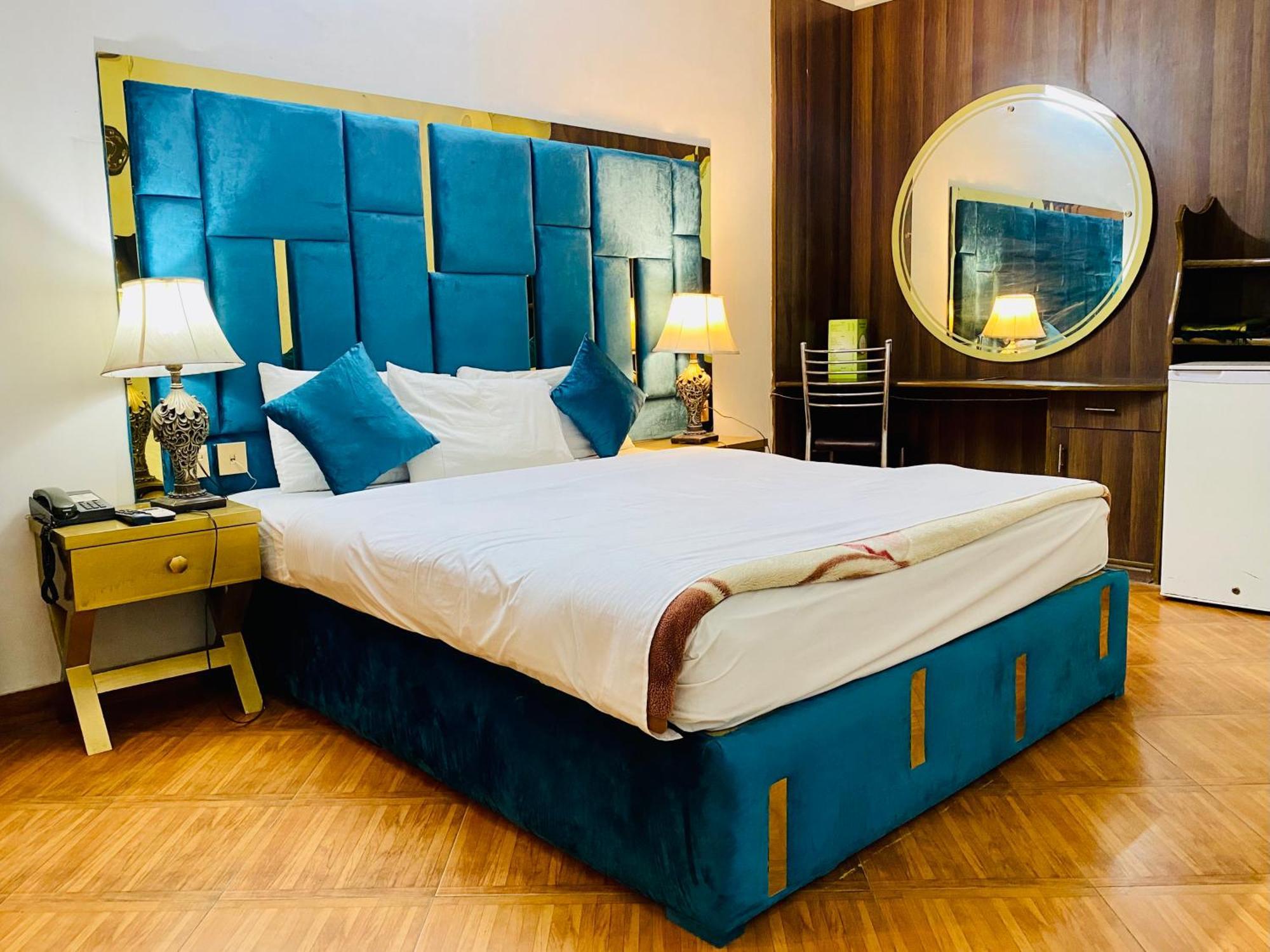 Fiesta Inn Hotel & Resorts Multan Exteriör bild
