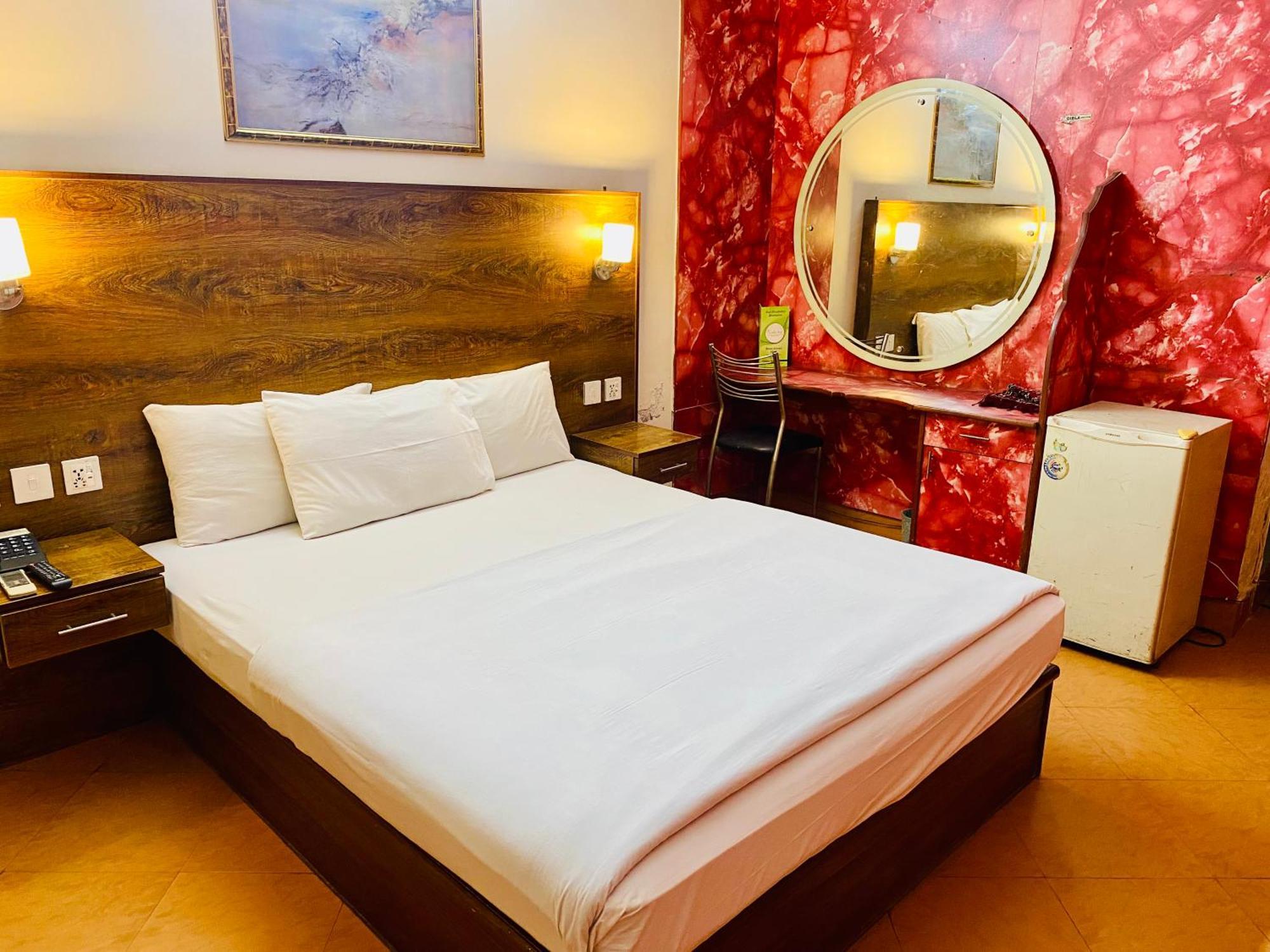 Fiesta Inn Hotel & Resorts Multan Exteriör bild