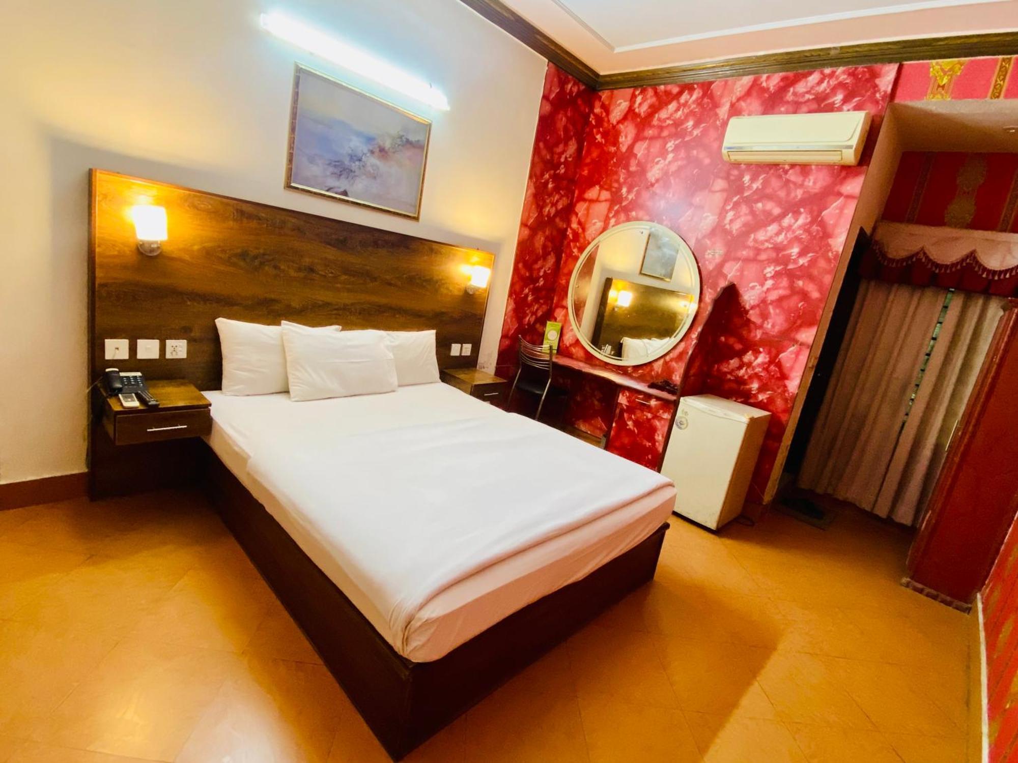 Fiesta Inn Hotel & Resorts Multan Exteriör bild