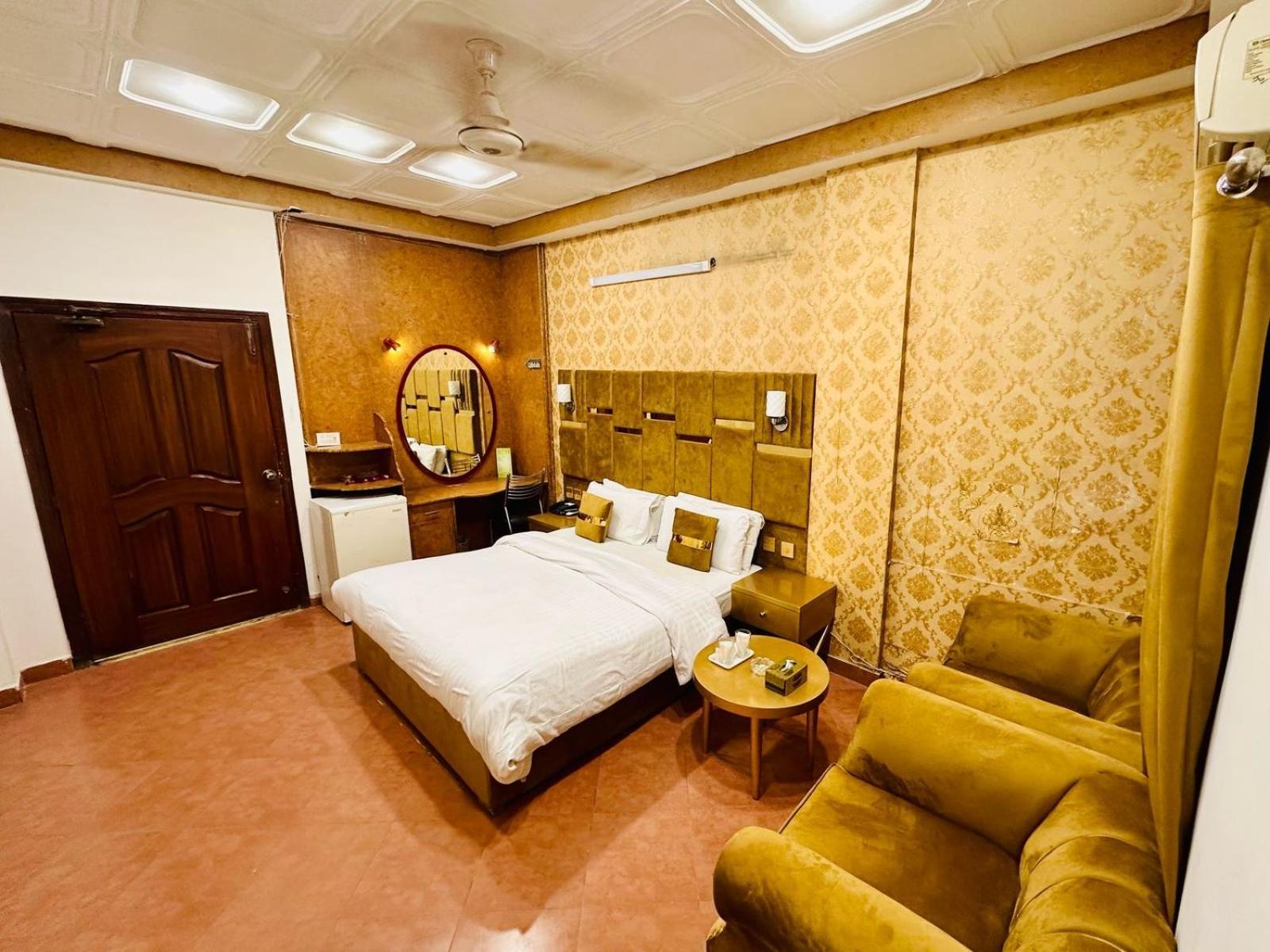 Fiesta Inn Hotel & Resorts Multan Exteriör bild