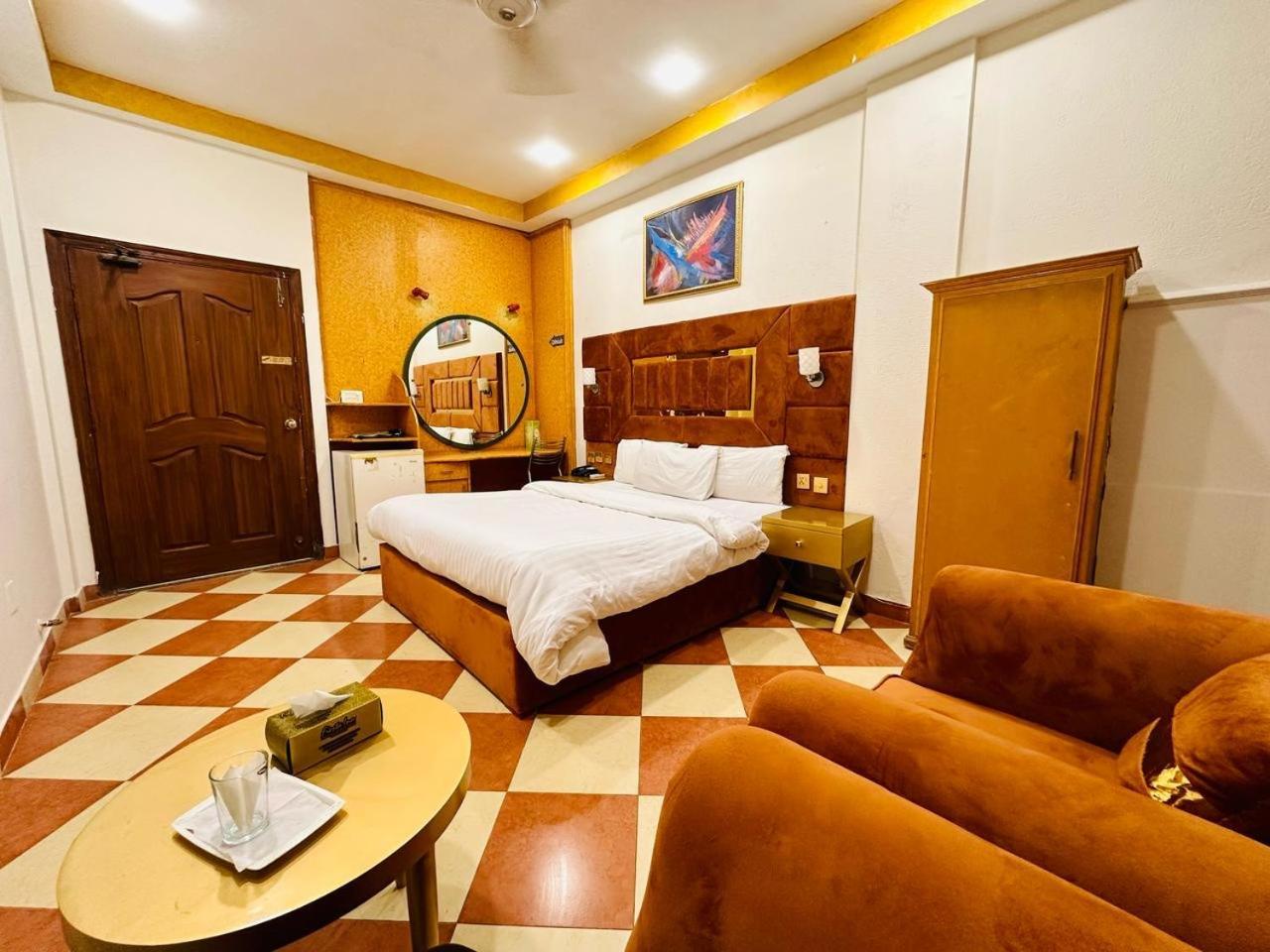 Fiesta Inn Hotel & Resorts Multan Exteriör bild