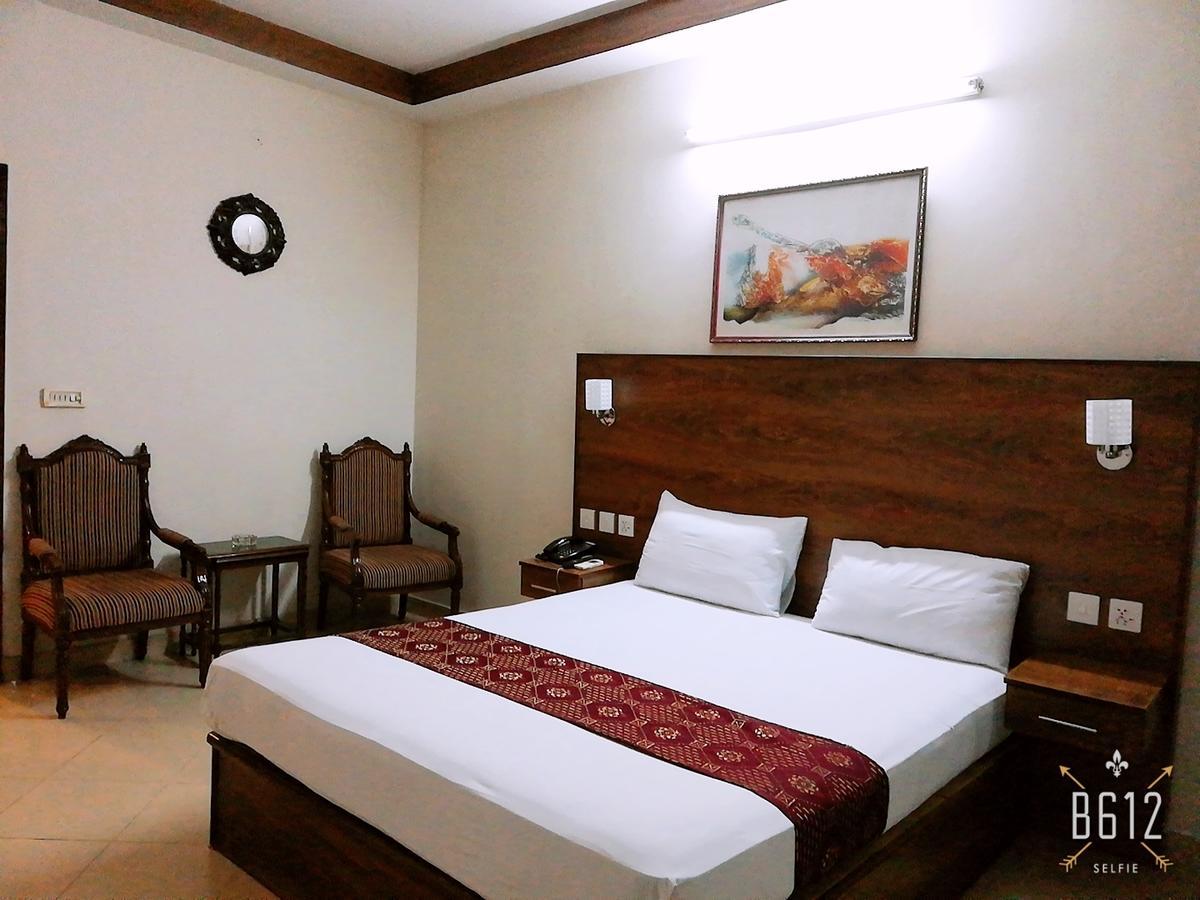 Fiesta Inn Hotel & Resorts Multan Exteriör bild